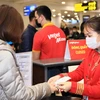 Hành khách mua vé bay và làm thủ tục chuyến bay của hãng hàng không Vietjet. (Ảnh: CTV/Vietnam+)