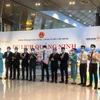 Lãnh đạo tỉnh Quảng Ninh và Vietnam Airlines tặng hoa cho phi hành đoàn chuyến bay Thành phố Hồ Chí Minh và Vân Đồn. (Ảnh: CTV/Vietnam+)