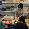 Chị Đặng Thị Hương, thành viên sáng lập HopeBox đang hướng dẫn cách làm bánh. (Ảnh: CTV/Vietnam+)