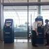 Hành khách làm thủ tục tại kiosk check-in ở sân bay. (Ảnh: CTV/Vietnam+)