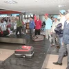 Lao động trở về từ Libya đang nhận hành lý tại sân bay Nội Bài. (Ảnh: Anh Tuấn/TTXVN)