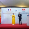 Đại sứ Pháp Nicolas Warnery trao Huân chương Bắc đẩu bội tinh cho bà Nguyễn Thị Phương Thảo. (Ảnh: CTV/Vietnam+)