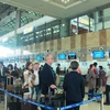 Hành khách làm thủ tục chuyến bay tại sân bay Nội Bài. (Ảnh: Việt Hùng/Vietnam+)