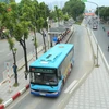Xe buýt Hà Nội đã tăng cường phương tiện và tần suất hoạt động. (Ảnh: Huy Hùng/Vietnam+)