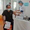 Cán bộ, công nhân viên sân bay tại Tân Sơn Nhất và Pleiku đã được tiêm vaccine phòng COVID-19. (Ảnh: CTV/Vietnam+)