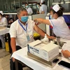 Nhân viên sân bay tại Tân Sơn Nhất được tiêm vaccine COVID-19. (Ảnh: CTV/Vietnam+)