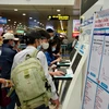 Hành khách khai báo y tế tại sân bay Nội Bài. (Ảnh: CTV/Vietnam+)