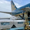 Vietnam Airlines miễn phí vận chuyển vaccine và vậ tư tiêm chủng COVID-19. (Ảnh: CTV/Vietnam+)