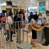 Hành khách làm thủ tục an ninh khi đi máy bay. (Ảnh: CTV/Vietnam+)