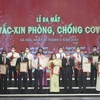 Đại diện các doanh nghiệp sau khi ủng hộ Quỹ Vắc xin phòng chống COVID-19. (Ảnh: CTV/Vietnam+)