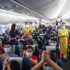 Chuyến bay của Vietnam Airlines đưa 350 cán bộ, giảng viên và sinh viên Y khoa vào Bình Dương chống dịch. (Ảnh: CTV/Vietnam+)