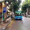 Hành khách đón xe buýt tại một điểm chờ trên đường Lê Thánh Tông, quận Hoàn Kiếm, Hà Nội. (Ảnh: Việt Hùng/Vietnam+)