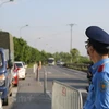 Một chốt kiểm soát phương tiện và lái xe vào thành phố. (Ảnh: Hiển Nguyễn/Vietnam+)