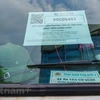 Một phương tiện có giấy nhận diện phương tiện có mã QR Code lưu thông qua chốt kiểm dịch. (Ảnh: Minh Sơn/Vietnam+)