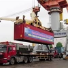 22 container với khối lượng hàng hóa lên tới gần 600 tấn được vận chuyển lên tàu biển của VIMC để đưa vào Thành phố Hồ Chí Minh. (Ảnh: CTV/Vietnam+)