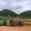 Nhà thầu lấy vật liệu đất đắp để thi công nền đường dự án cao tốc. (Ảnh: Việt Hùng/Vietnam+)