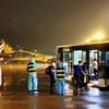 Tàu bay của hãng hàng không Vietnam Airlines vận chuyển các y bác sỹ hạ cánh tại sân bay Tân Sơn Nhất. (Ảnh: CTV/Vietnam+)