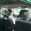 Xe taxi Mai Linh được lắp vách ngăn nhựa trong suốt để vận chuyển người dân đến Bệnh viện. (Ảnh: CTV/Vietnam+)