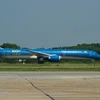 Máy bay của hãng hàng không Vietnam Airlines hạ cánh tại sân bay Nội Bài. (Ảnh: CTV/Vietnam+)