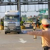 Một chốt kiểm soát phương tiện vận tải hàng hóa trước khi vào địa phương. (Ảnh: Minh Sơn/Vietnam+)