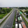 Phương tiện xếp hàng kéo dài để qua chốt kiểm soát dịch trên cao tốc Pháp Vân-Cầu Giẽ. (Ảnh: CTV/Vietnam+)