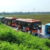 Đoàn xe buýt của Transerco tại khu vực chốt kiểm soát dịch số 1 Pháp Vân-Cầu Giẽ đã hỗ trợ đưa khoảng 1.900 người dân về quê. (Ảnh: CTV/Vietnam+)