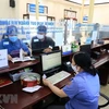 Ga Hà Nội mở bán vé trở lại phục vụ khách từ 8h sáng 12/10, khá nhiều người dân biết thông tin đã đến mua vé. (Ảnh: Thành Đạt/TTXVN)
