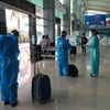 Những hành khách đầu tiên trên chuyến bay nội địa được mở lại giữa Thành phố Hồ Chí Minh và Rạch Giá. (Ảnh: CTV/Vietnam+)