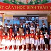 Giáo viên và học sinh tại tỉnh Thái Nguyên nhận mũ bảo hiểm từ dự án Hành trong an toàn. (Ảnh: CTV/Vietnam+)