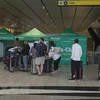 Hành khách xếp hàng chờ xét nghiệm COVID-19 tại sân bay quốc tế OR Tambo ở Johannesburg, Nam Phi. (Ảnh: AFP/TTXVN)