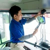 Xe kinh doanh vận tải đang khẩn trương lắp camera giám sát trên xe để xong trước thời điểm 31/12/2021. (Ảnh: CTV/Vietnam+)