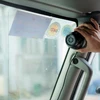 Lắp camera giám sát trên một phương tiện ôtô kinh doanh vận tải. (Ảnh: CTV/Vietnam+)