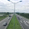 Phương tiện lưu thông trên một tuyến đường cao tốc đưa vào vận hành và khai thác. (Ảnh: CTV/Vietnam+)
