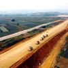 Nhà thầu thi công dự án cao tốc Bắc-Nam đoạn Mai Sơn-Quốc lộ 45. (Ảnh: Huy Hùng/TTXVN)