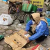 Người lao động nhọc nhằn mưu sinh giữa trời rét buốt tại Hà Nội. (Ảnh: Ánh Dương/Vietnam+)