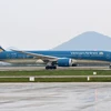Máy bay Boeing 787-9 của hãng hàng không Vietnam Airlines đưa công dân Việt Nam từ Romania về nước đã hạ cánh xuống sân bay Nội Bài. (Ảnh: CTV/Vietnam+)