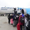 Gần 300 người Việt Nam tại Ukraine đã lên máy bay của hãng hàng không Bamboo Airways tại sân bay Warsaw (Ba Lan) để trở về nước. (Ảnh: CTV/Vietnam+)