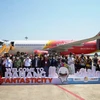 Đại diện lãnh đạo thành phố Đà Nẵng, sân bay và Vietjet chào mừng chuyến bay quốc tế đầu tiên đến Đà Nẵng. (Ảnh: CTV/Vietnam+)