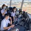 Kiểm soát viên không lưu làm việc tài Đài Nhân viên kiểm soát viên không lưu điều hành chuyến bay tại một cảng hàng không. (Ảnh: CTV/Vietnam+)