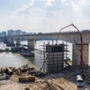 Liên danh nhà thầu Vinaconex-Trung Chính thi công cầu chính vượt dòng sông Hồng và tiến độ đạt hơn 50% khối lượng. (Ảnh: Việt Hùng/Vietnam+)