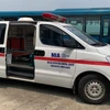 Xe cấp cứu túc trực tại cửa máy bay và đưa khách đi cấp cứu tại bệnh viện Bắc Thăng Long. (Ảnh: VASCO cung cấp).
