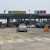 Phương tiện đi vào làn thu phí tự động không dừng tại trạm thu phí đầu tuyến cao tốc Hà Nội-Hải Phòng. (Ảnh: Việt Hùng/Vietnam+)