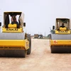 Nhà thầu CIENCO4 tiếp tục tăng số máy và mũi thi công nền đường của dự án cao tốc Bắc-Nam đoạn Nghi Sơn-Diễn Châu. (Ảnh: Việt Hùng/Vietnam+)