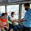 Nhân viên phục vụ trên xe buýt luôn được đào tạo về nghiệp vụ nhằm nâng cao chất lượng dịch vụ, hình ảnh buýt Hà Nội. (Ảnh: Danh Lam/TTXVN)