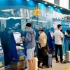 Hành khách làm thủ tục trực tuyến tại kios bố trí ở sân bay của hãng hàng không Vietnam Airlines. (Ảnh: CTV/Vietnam+)