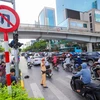 Các phương tiện giao thông cũng bị cấm rẽ trái và quay đầu sang đường Nguyễn Chánh. (Ảnh: Minh Sơn/Vietnam+)