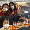 Hành khách vui vẻ, hào hứng trên chuyến bay Vietjet giữa Hà Nội và Nhật Bản. (Ảnh: CTV/Vietnam+)