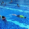 Thời gian gần đây, nhiều gia đình đã cho trẻ em đi học bơi trong đợt nghỉ Hè. (Ảnh: Bảo Anh/Vietnam+)
