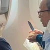Một hành khách mang dao ra gọt hoa quả trên máy bay.