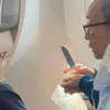 Hình ảnh hành khách mang dao ra gọt hoa quả trên máy bay.